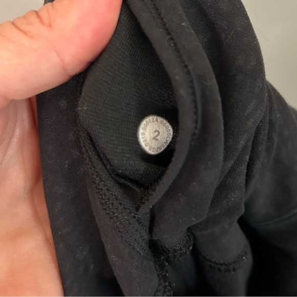 Lululemon leggings. With neat print. Black. Size 2 - Picture 4 of 4